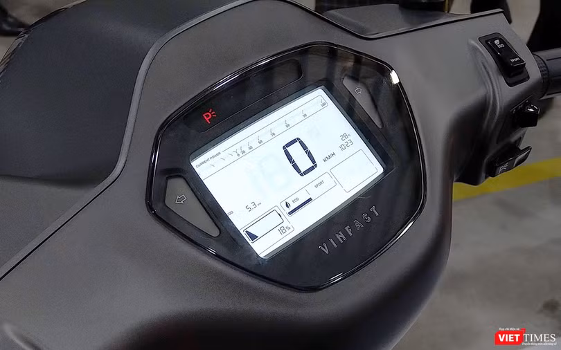 Cụm đồng hồ sử dụng bằng màn hình hiển thị LCD cho phép kết nối với các thiết bị ngoại vi thông minh.