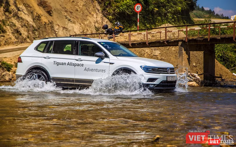 VW Tiguan Allspace dù sao vẫn là một chiếc xe Đức, thể hiện tư duy và triết lý chế tạo xe của người Đức nên khi cầm lái bạn sẽ thấy sự khác biệt so với các đối thủ còn lại. VW Tiguan Allspace dù sao vẫn là một chiếc xe Đức, thể hiện tư duy và triết lý chế tạo xe của người Đức nên khi cầm lái bạn sẽ thấy sự khác biệt so với các đối thủ còn lại.