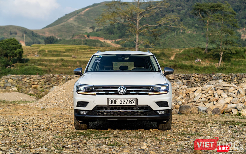 VW Tiguan Allspace 2018 đã không còn nữ tính với các đường nét bo tròn như ở thế hệ cũ.
