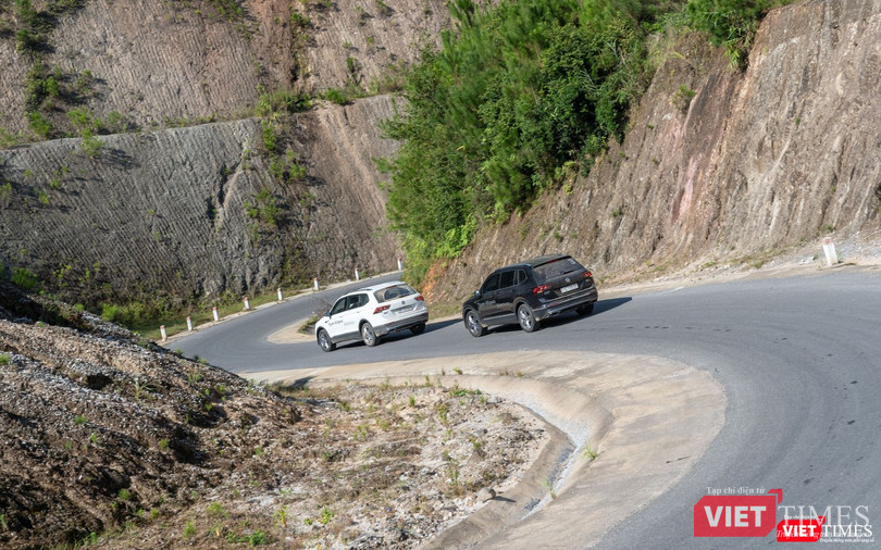 VW Tiguan Allspace đạt được sự ổn định và cân bằng tốt nhờ được trang bị hệ thống treo thích ứng với từng chế độ lái.