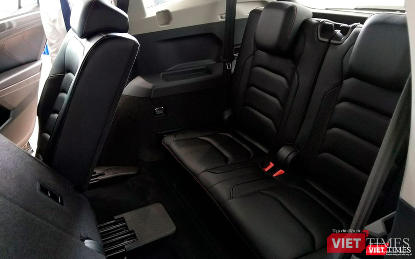 Mặc dù kích thước lớn hơn so với các đối thủ nhưng hàng ghế thứ 3 của Tiguan Allspace vẫn không thật sự rộng rãi.