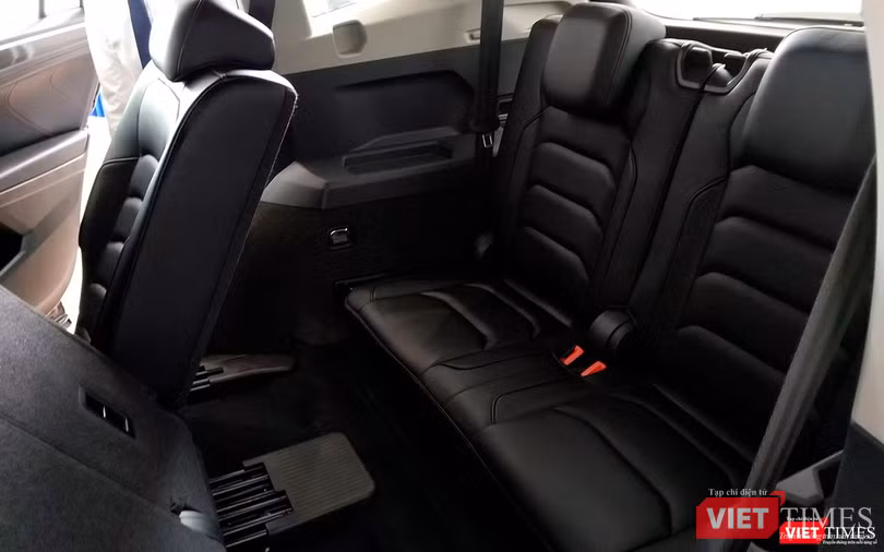 Mặc dù kích thước lớn hơn so với các đối thủ nhưng hàng ghế thứ 3 của Tiguan Allspace vẫn không thật sự rộng rãi. Mặc dù kích thước lớn hơn so với các đối thủ nhưng hàng ghế thứ 3 của Tiguan Allspace vẫn không thật sự rộng rãi.