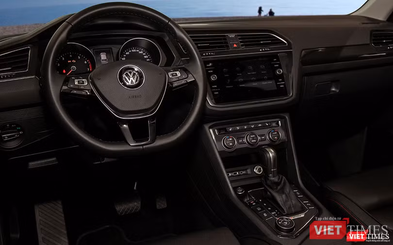Nội thất của VW Tiguan Allspace dù chưa đạt đến độ cao cấp nhưng chất lượng xây dựng đã đạt sự tinh tế cao. Nội thất của VW Tiguan Allspace dù chưa đạt đến độ cao cấp nhưng chất lượng xây dựng đã đạt sự tinh tế cao.