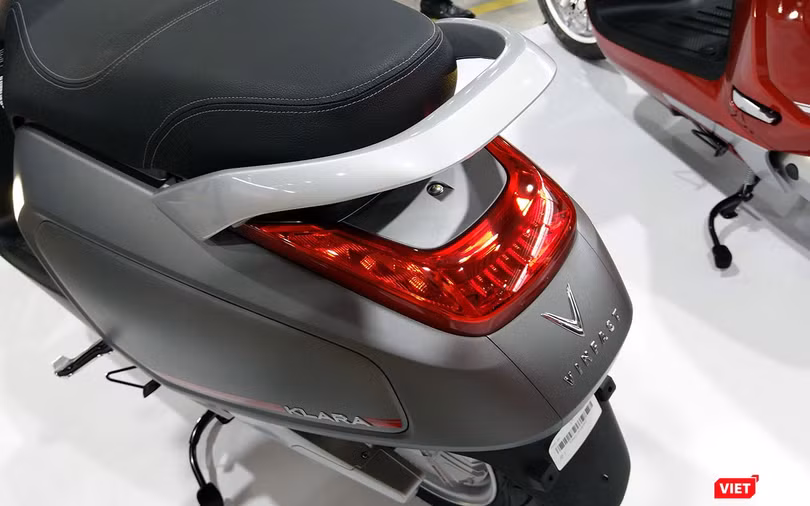 Cụm đèn hậu LED hình chữ U to bản với logo VinFast nổi bật ở phía sau.