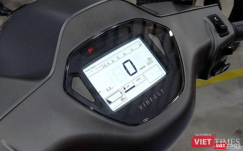 Cụm đồng hồ sử dụng bằng màn hình hiển thị LCD cho phép kết nối với các thiết bị ngoại vi thông minh.