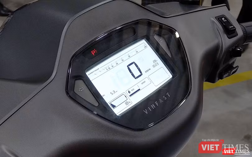 Cụm đồng hồ sử dụng bằng màn hình hiển thị LCD cho phép kết nối với các thiết bị ngoại vi thông minh. Cụm đồng hồ sử dụng bằng màn hình hiển thị LCD cho phép kết nối với các thiết bị ngoại vi thông minh.