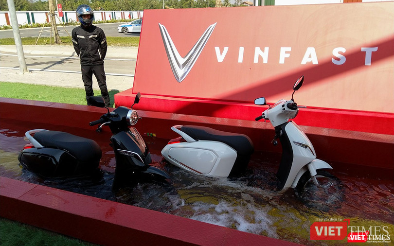 VinFast Klara được thử nghiệm khả năng chịu nước của chiếc xe trong 30 phút.