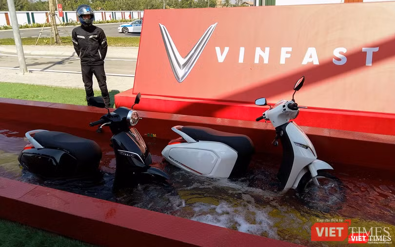 VinFast Klara có khả năng chống nước theo tiêu chuẩn IPX7 cho phép chạy quá chỗ ngập nước cao và ngâm trong nước tới 30 phút. VinFast Klara có khả năng chống nước theo tiêu chuẩn IPX7 cho phép chạy quá chỗ ngập nước cao và ngâm trong nước tới 30 phút.