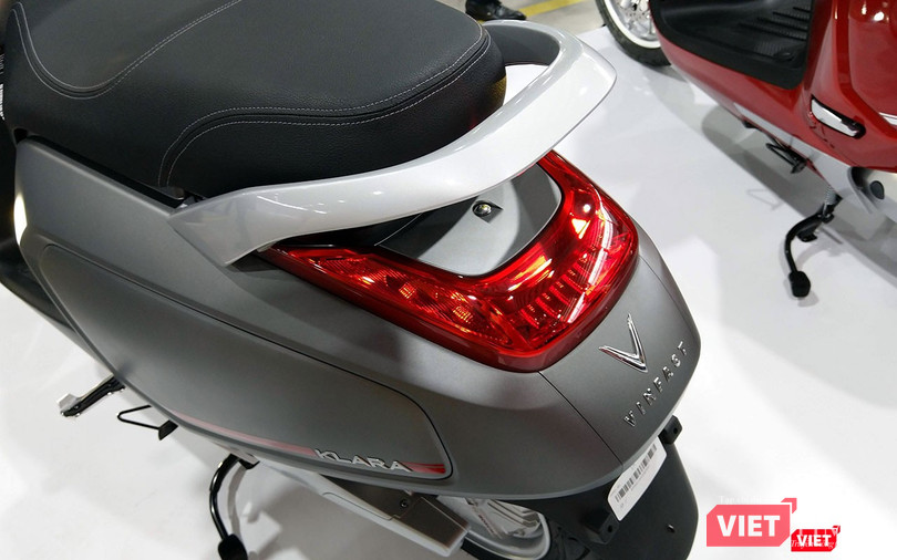 Cụm đèn hậu LED hình chữ U to bản với logo VinFast nổi bật ở phía sau.