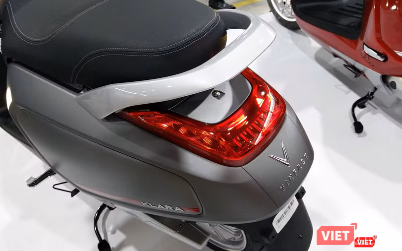 Cụm đèn hậu LED hình chữ U to bản với logo VinFast nổi bật ở phía sau. Cụm đèn hậu LED hình chữ U to bản với logo VinFast nổi bật ở phía sau.
