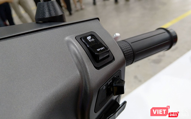 Chế độ vận hành Eco và Sport được điều chỉnh qua công tắc bấm.