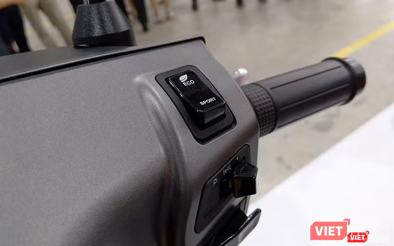Chế độ vận hành Eco và Sport được điều chỉnh qua công tắc bấm. Chế độ vận hành Eco và Sport được điều chỉnh qua công tắc bấm.