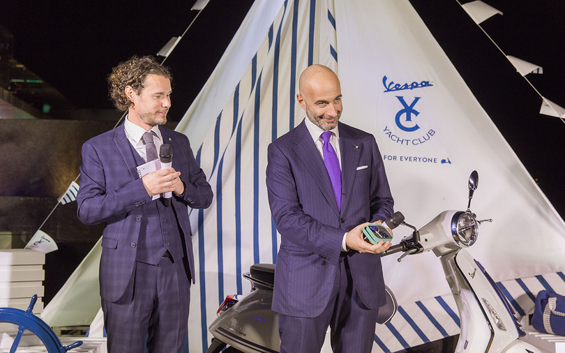 Ông Dante Brandi - Tổng Lãnh sự Italy cũng đã sở hữu riêng cho mình một chiếc Vespa Primavera Yatch Club. Ông Dante Brandi - Tổng Lãnh sự Italy cũng đã sở hữu riêng cho mình một chiếc Vespa Primavera Yatch Club.