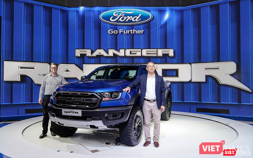 Ông Damien Ross - kỹ sư trưởng dòng Ranger Raptor và ông Ông Phạm Văn Dũng - Tổng Giám đốc Ford Việt Nam bên cạnh chiếc Ford Ranger Raptor được ra mắt tại triển lãm VMS 2018.