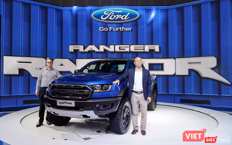Ông Damien Ross - kỹ sư trưởng dòng Ranger Raptor và ông Ông Phạm Văn Dũng - Tổng Giám đốc Ford Việt Nam bên cạnh chiếc Ford Ranger Raptor được ra mắt tại triển lãm VMS 2018.