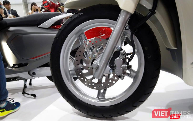Phanh đĩa được trang bị cho cả bánh trước và sau được cung cấp bởi hãng Nissin Việt Nam.