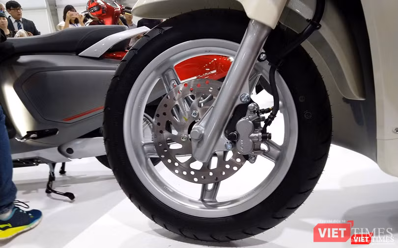 Phanh đĩa được trang bị cho cả bánh trước và sau được cung cấp bởi hãng Nissin Việt Nam. Phanh đĩa được trang bị cho cả bánh trước và sau được cung cấp bởi hãng Nissin Việt Nam.