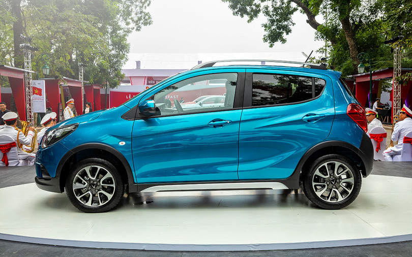 Tay nắm cửa phía sau không còn được bố trí ẩn ở phía trên cao của trụ C nữa.