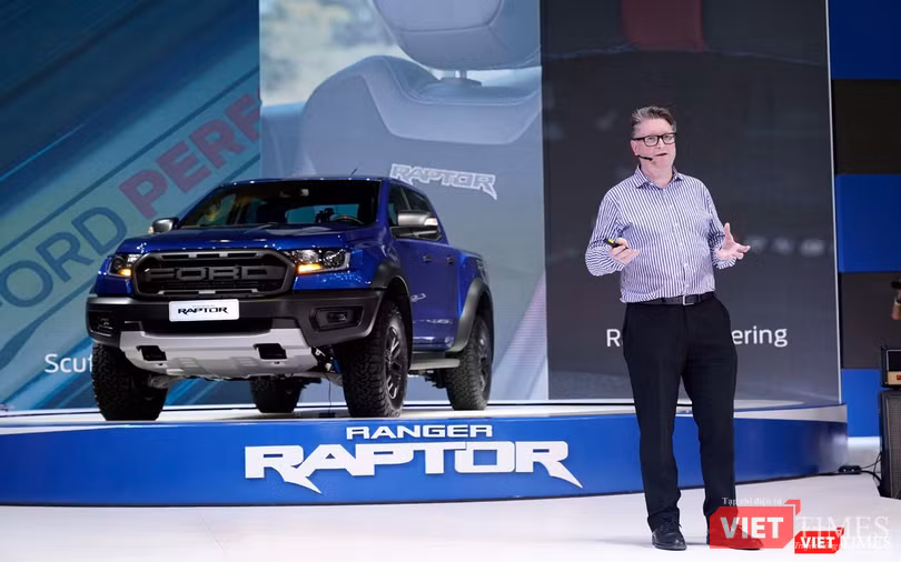 Ông Damien Ross, Kỹ sư trưởng - Chương trình Ranger Raptor chia sẻ về các tính năng nổi bật của mẫu xe này. Ông Damien Ross, Kỹ sư trưởng - Chương trình Ranger Raptor chia sẻ về các tính năng nổi bật của mẫu xe này.