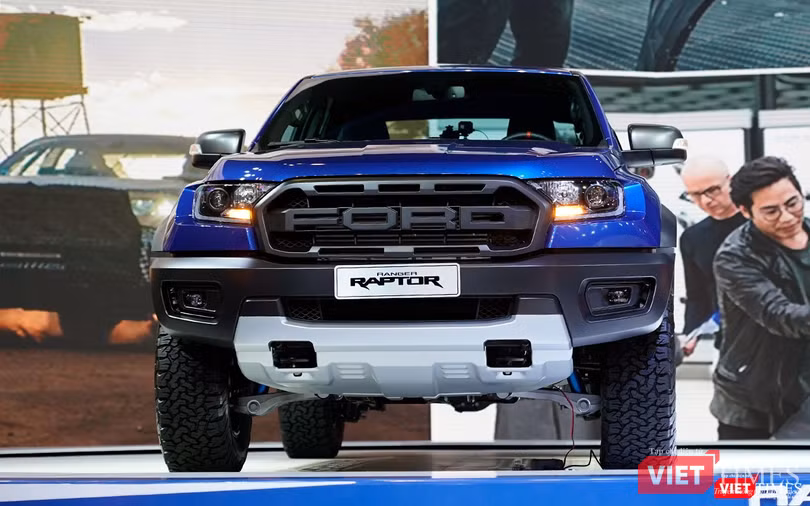 Vẻ mặt cực ngầu của Ford Ranger Raptor với logo FORD chiếm toàn bộ diện tích lưới tản nhiệt. Vẻ mặt cực ngầu của Ford Ranger Raptor với logo FORD chiếm toàn bộ diện tích lưới tản nhiệt.