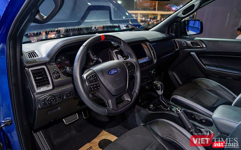 Nội thất Ford Ranger Raptor tạo điểm nhấn bằng các chi tiết trang trí bắt mắt hơn.