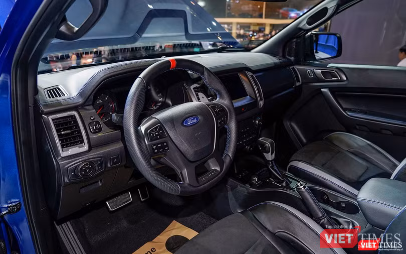 Nội thất Ford Ranger Raptor tạo điểm nhấn bằng các chi tiết trang trí bắt mắt hơn. Nội thất Ford Ranger Raptor tạo điểm nhấn bằng các chi tiết trang trí bắt mắt hơn.