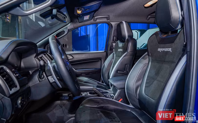Ghế ngồi được thiết kế theo phong cách thể thao với logo Raptor nổi bật trên lưng ghế. Ghế ngồi được thiết kế theo phong cách thể thao với logo Raptor nổi bật trên lưng ghế.