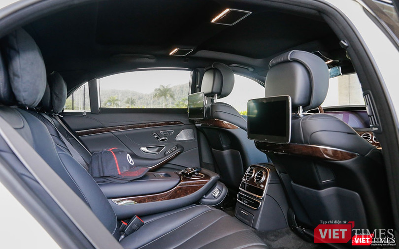 Không gian phía sau cực kỳ rộng rãi với các tiện ích biệt lập dành cho hành khách VIP