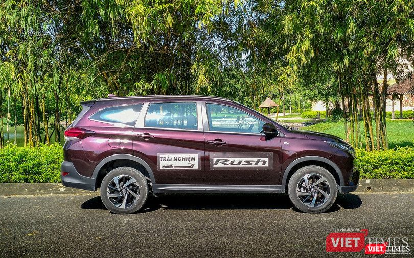 Toyota Rush có khoảng sáng gầm xe 220mm, cao hơn cả người anh Toyota Fortuner.
