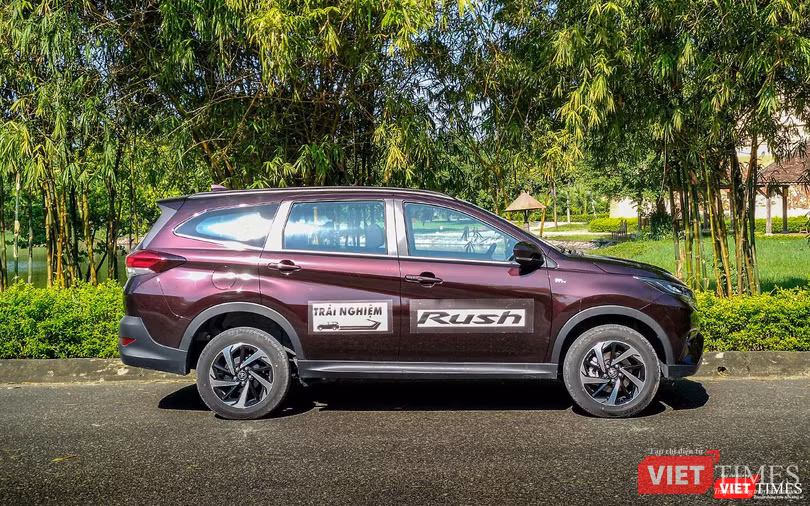 Toyota Rush có khoảng sáng gầm xe 220mm, cao hơn cả người anh Toyota Fortuner.