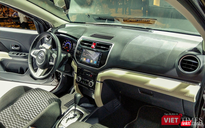 Bảng điều khiển trung tâm của Toyota Rush lấy cảm hứng từ Fortuner nhưng chất lượng vật liệu thì dừng ở mức cơ bản là nhựa cứng và nỉ.