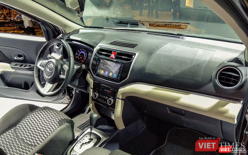 Bảng điều khiển trung tâm của Toyota Rush lấy cảm hứng từ Fortuner nhưng chất lượng vật liệu thì dừng ở mức cơ bản là nhựa cứng và nỉ.