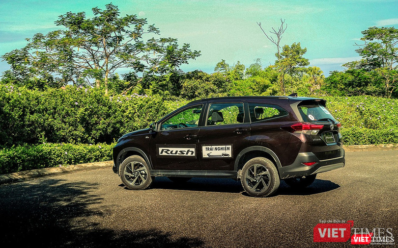 Phần đuôi của Toyota Rush lại có thiên hướng gióng như một mẫu MPV.