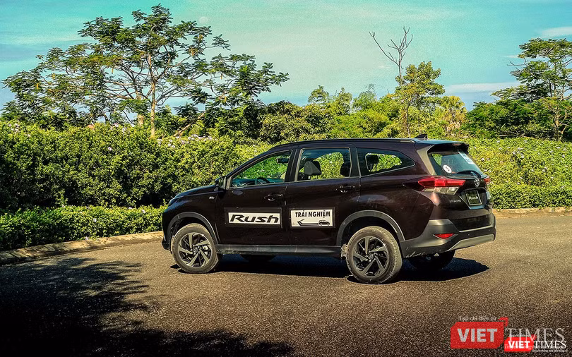 Phần đuôi của Toyota Rush lại có thiên hướng gióng như một mẫu MPV.