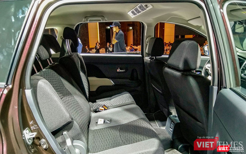 Hàng ghế thứ 2 tuy không có bệ tỳ tay nhưng đủ 3 vị trí tựa đầu cho hành khách có thể điều chỉnh được. Trần xe có thêm dàn lạnh thứ 2.