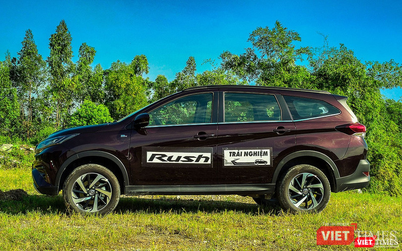 Tại Việt Nam, đối thủ chính của Toyota Rush chính là Mitsubishi Xpander.