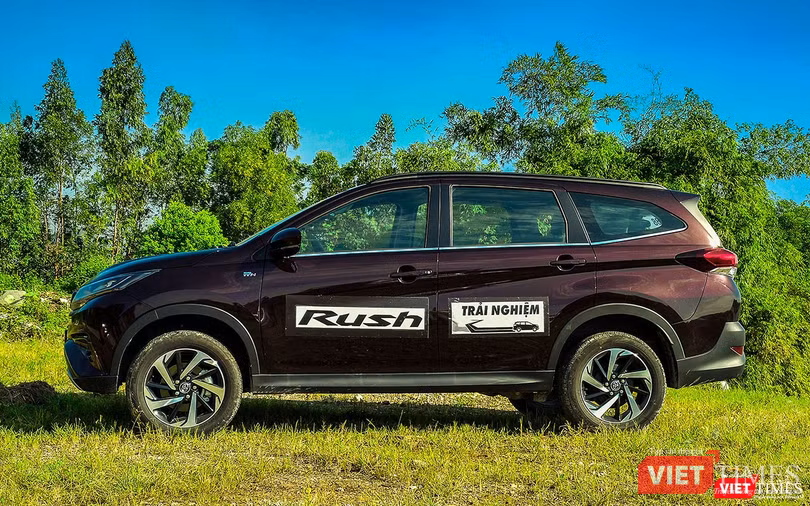 Tại Việt Nam, đối thủ chính của Toyota Rush chính là Mitsubishi Xpander.
