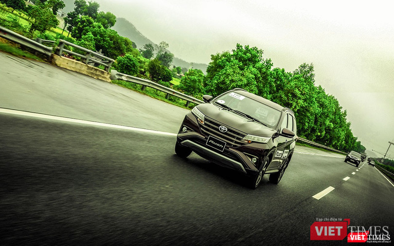 Toyota Rush không thể hiện nhiều sự mạnh mẽ khi chạy trên đường cao tốc do giới hạn về hiệu suất.