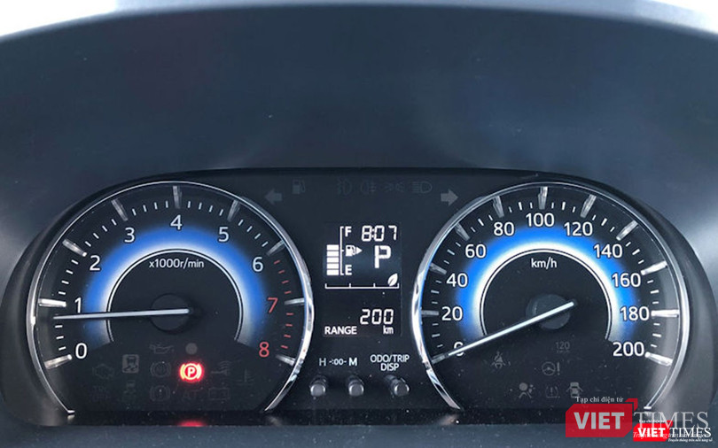 Cụm đồng hồ to và hiển thị rõ ràng, có đèn nhắc nhở người lái đang lái xe tiết kiệm nhiên liệu chứ không phải là hệ thống lái Eco.