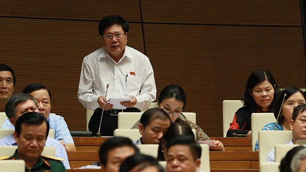 Đại biểu Cao Đình Thưởng (đoàn Phú Thọ) đưa ra một số câu hỏi dành cho cho Bộ trưởng Công Thương xung quanh tình trạng thuế nhập khẩu ôtô giảm mà giá không giảm. (Ảnh: Minh Thăng/Vietnamnet)