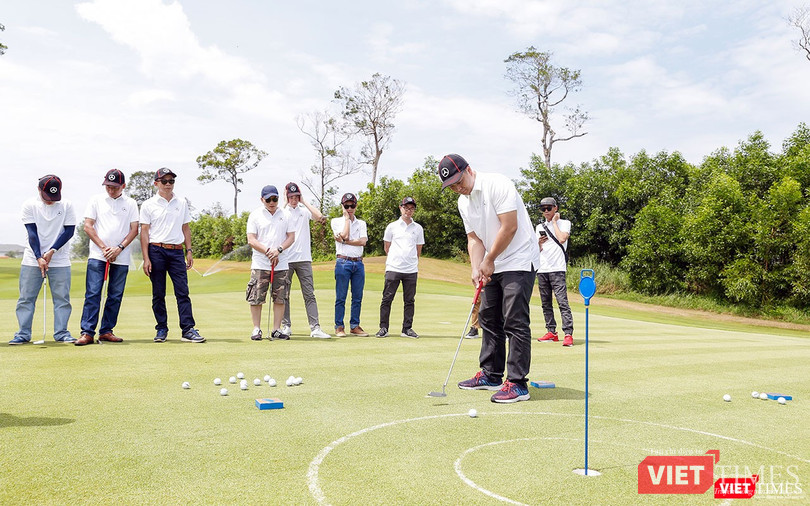 Các phóng viên báo chí có dịp thử sức với trò chơi đẩy bóng vào lỗ trên đồi green. Hàng năm Mercedes-Benz đều tổ chức các giải golf không chuyên dành cho các khách hàng của mình và VinPearl Golf Phú Quốc Resort cũng là một trong các đối tác của MBV.