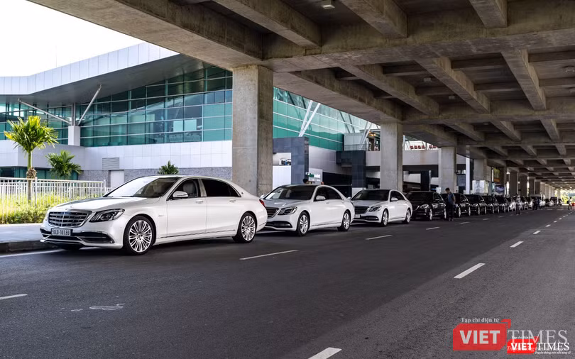 8 chiếc Mercedes-Benz S-Class bao gồm S 450L, S 450L Luxury và S 450L Maybach 4Matic đã sẵn sàng chờ chúng tôi trải nghiệm sự tiện nghi và đẳng cấp trên chiếc xe mang thương hiệu ngôi sao ba cánh.