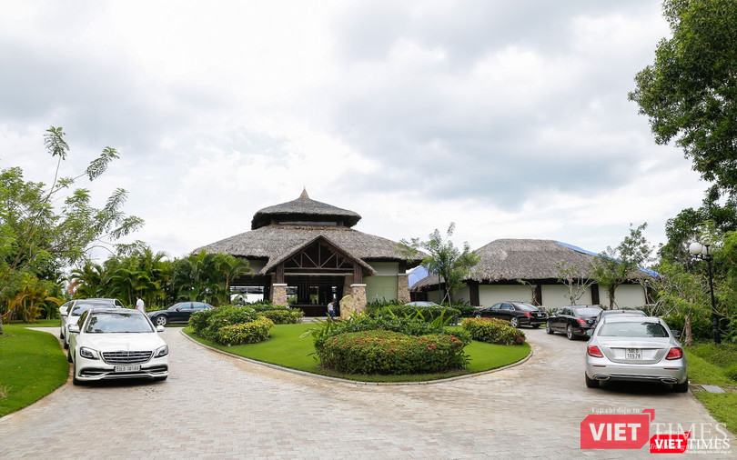 Đoàn xe Mercedes-Benz S-Class và S Maybach dừng đỗ trước sảnh khu vực sân VinPearl Golf Phú Quốc Resort.