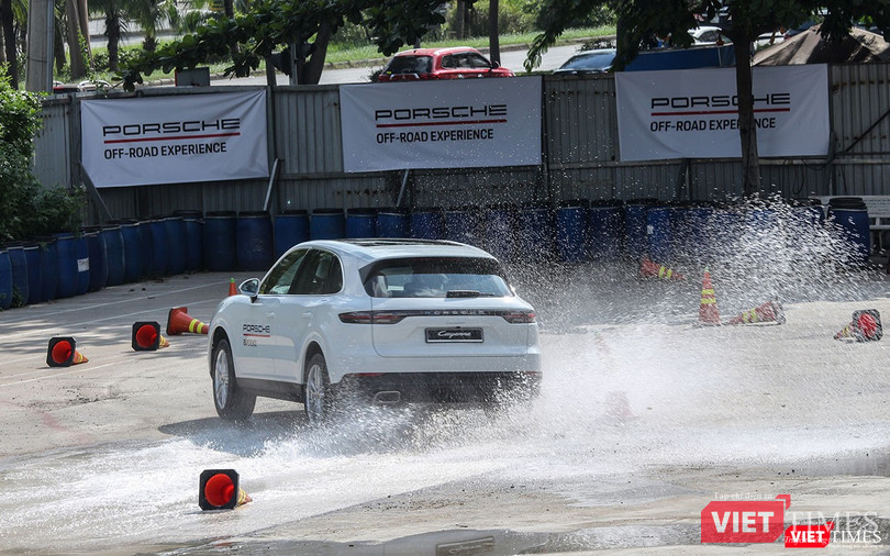 Bài tập chạy trên đường trơn trượt và tranh vật cản Bài tập chạy trên đường trơn trượt và tranh vật cản