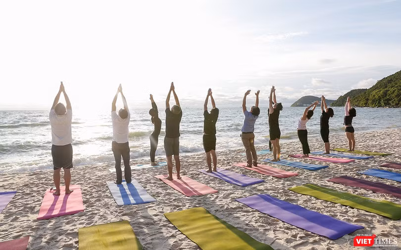Một buổi tập yoga trên bãi biển thuộc khuôn viên của JW Marriott Emerald Bay Resort & Spa