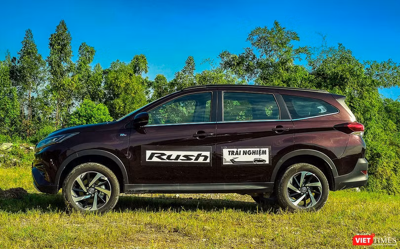 Tại Việt Nam, đối thủ chính của Toyota Rush chính là Mitsubishi Xpander.