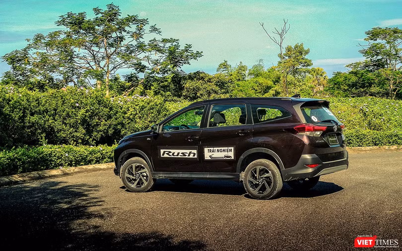 Phần đuôi của Toyota Rush lại có thiên hướng gióng như một mẫu MPV.