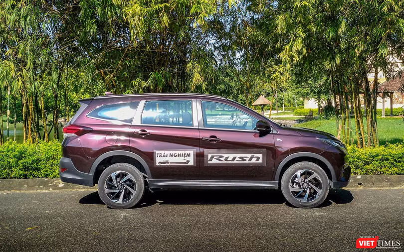 Toyota Rush có khoảng sáng gầm xe 220mm, cao hơn cả người anh Toyota Fortuner.