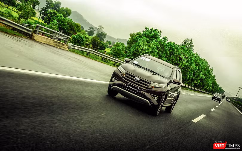 Toyota Rush không thể hiện nhiều sự mạnh mẽ khi chạy trên đường cao tốc do giới hạn về hiệu suất.