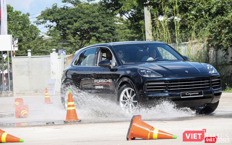 Mọi thứ vẫn được kiểm soát dù chiếc xe đã thoáng chốc bị trôi trượt theo quán tính do bề mặt đường quá trơn. Mọi thứ vẫn được kiểm soát dù chiếc xe đã thoáng chốc bị trôi trượt theo quán tính do bề mặt đường quá trơn.